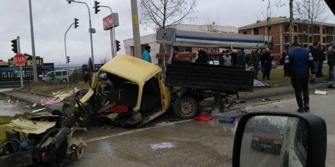 Kazada Kamyonet İkiye Bölündü 3 Kişi Yaralandı
