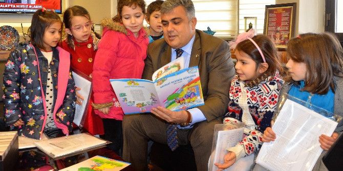 Minik Öğrenciler Karne Sevinci Başkan Özgüven İle Paylaştı