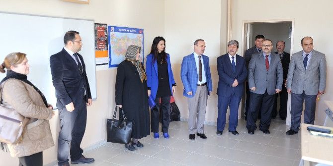 Burhaniye’de Öğrenciler Yarıyıl Karnelerini Aldılar