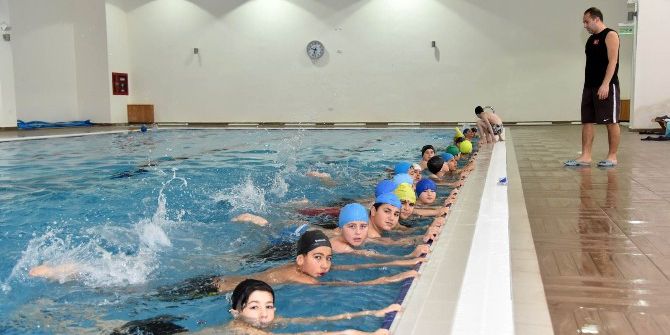Altındağlı Çocuklar Yüzme Dersinde