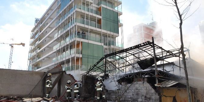 İzmir’de Korkutan Hurdalık Yangını