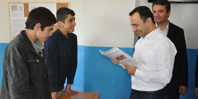 Silopi’de İş Adamları Köy Okulunda Karne Ve Oyuncak Dağıttı
