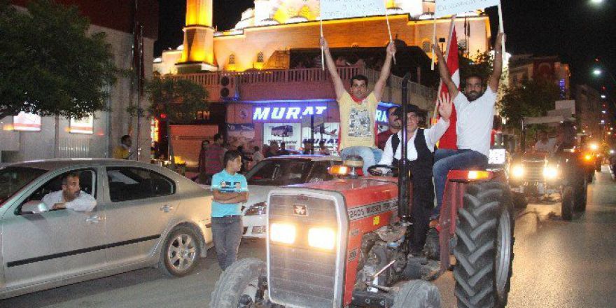 Demokrasi Nöbetine Köylüler Traktörlerle Destek Verdi