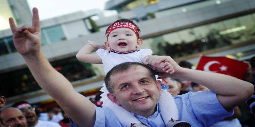Taksim Meydanı’nda "Demokrasi Nöbeti" Devam Ediyor