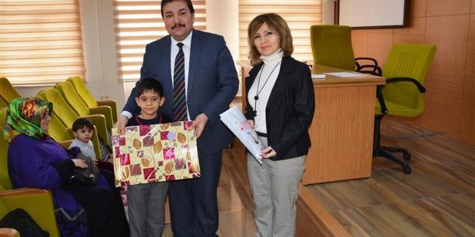 Okula Kazandırılan Devamsız Öğrencilere Karneleri Ve Hediyeleri Verildi