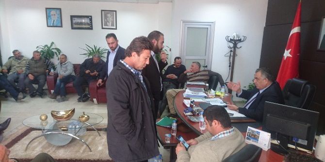 Bakanı Odaya Hapsettiler