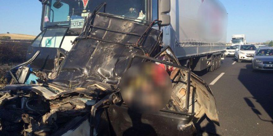 Otomobil,iki Tır’ın Arasında Kaldı: 5 Ölü