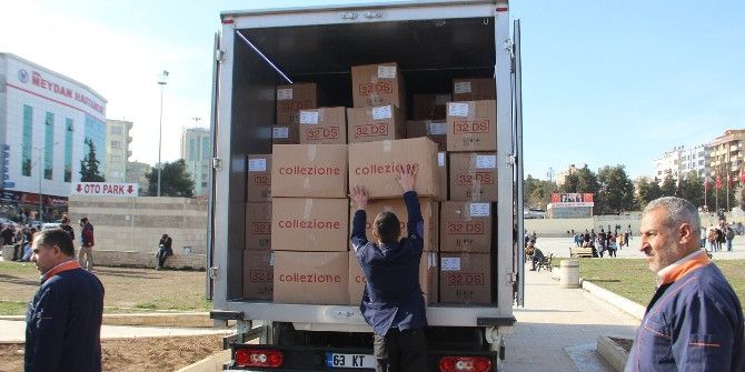 Polislerden Haleplilere Yardım