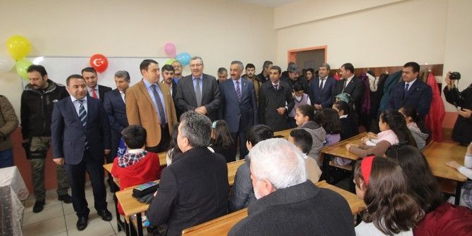 Ağrı Valisi Işın Öğrencilere Karne Dağıttı