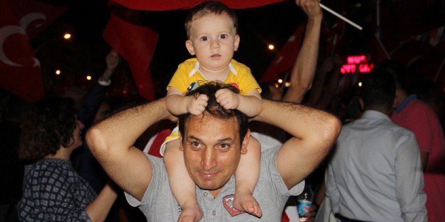 Diyarbakır’daki Demokrasi Nöbetine 11 Aylık Muhammed Bebek De Ailesiyle Katıldı