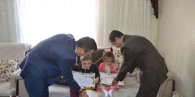 Cam Kemik Hastaları Karnelerini Evlerinde Hediyelerle Aldı