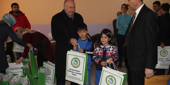 Ağrı İhyad’dan Bin 800 Öğrenciye Yardım
