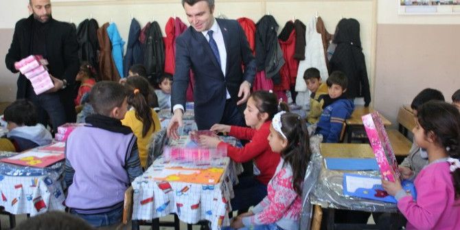 Başkan Öğrencilere Karne Ve Hediyelerini Dağıttı