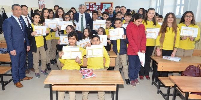 Başkan Polat, Karne Almaya Gidemeyen Öğrencilerin Karnelerini Evlerine Götürdü