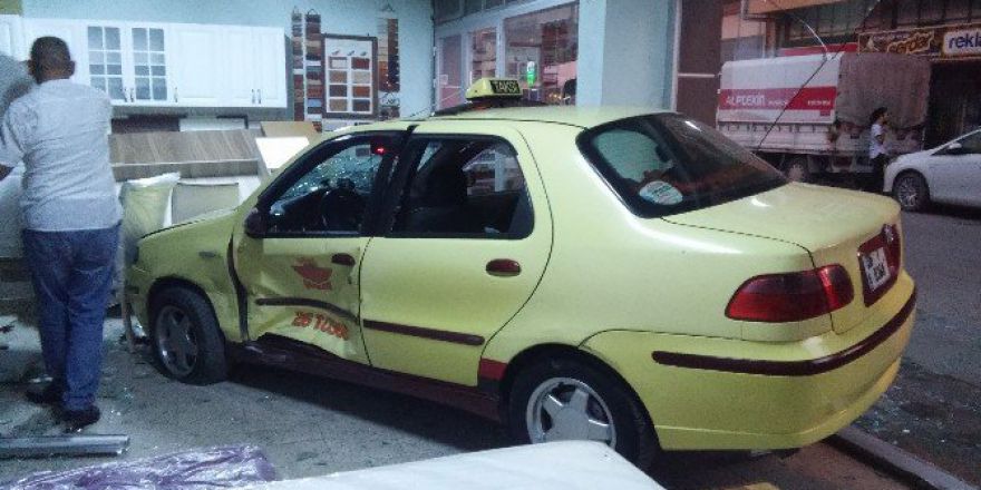 Ticari Taksi Mobilya Dükkanına Girdi: 5 Yaralı