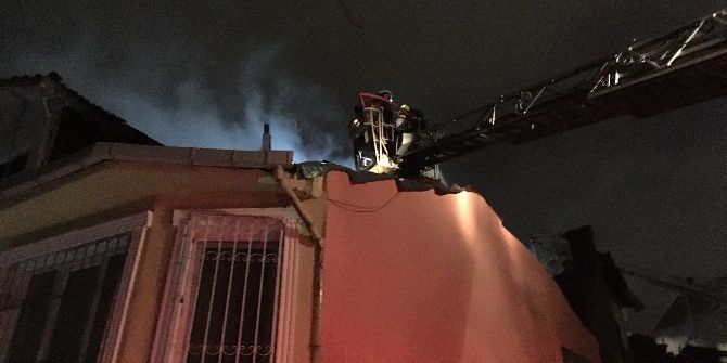 Fatih’te Ahşap Binada Çıkan Yangın Yan Binalara Sıçradı