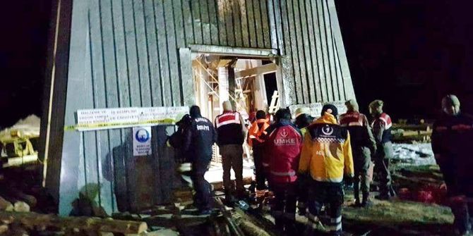 100 Metrelik Kuyuya Düşen İşçileri Umke Kurtardı