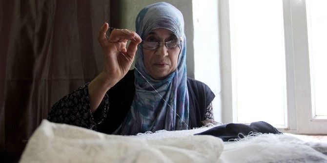 74 Yaşındaki Kadın Gençlerin Çeyizini Süslüyor