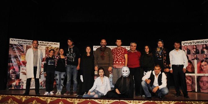 Kent Tiyatrosu ‘Çiçekler Solmasın’la Devam Ediyor