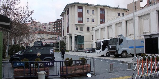 Ak Parti İstanbul İl Başkanlığı Çevresinde Güvenlik Önlemleri Arttırıldı