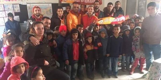Çermikli Öğrencilere Ultraslan Taraftar Grubu’ndan Kırtasiye Ve Giyecek Yardımı