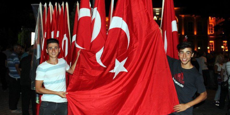 Darbe Girişimi Bayrak Satışlarını Patlattı