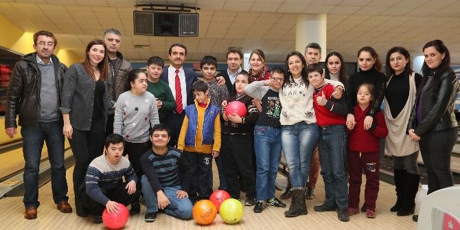 Down Sendromlu Çocukların Bowling Heyecanı