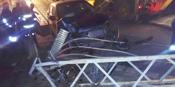 Otomobil Elektrik Direğine Çarptı