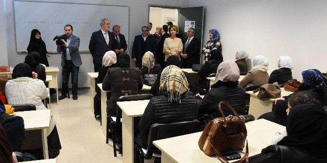 Başkan Altepe Türkçe Öğrenen Suriyelileri Ziyaret Etti