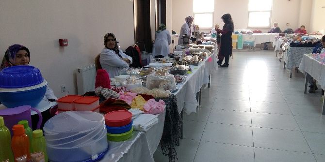 Bu Pazarda Askerler Yemeğe Ücret Ödemiyor