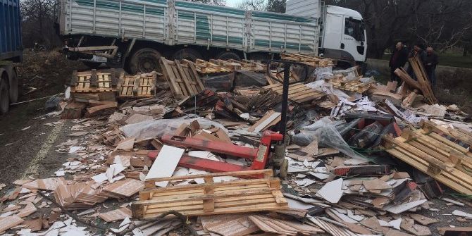 Tır Devrildi, Tonlarca Fayans Yola Saçıldı