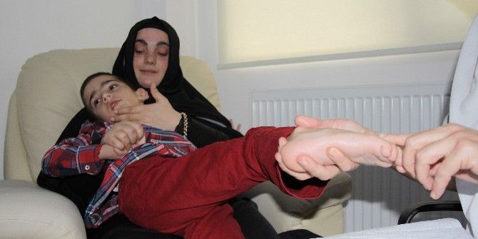 Serebral Palsi Hastası Emre İlk Cümlesiyle Ailesini Sevince Boğdu