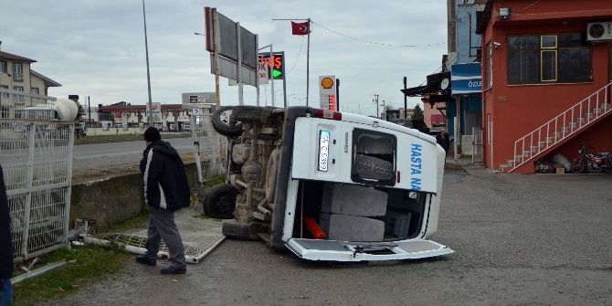 Hasta Nakil Aracı İle Pikap Çarpıştı: 3 Yaralı