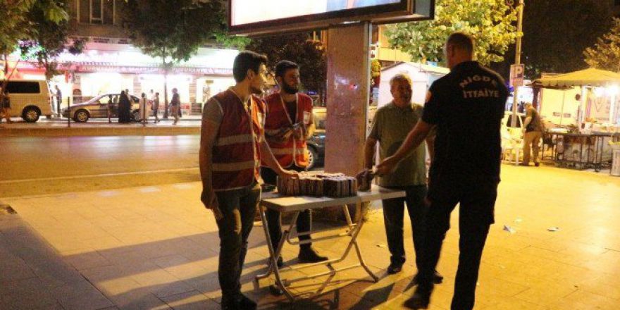 Niğde Kızılay Şubesi Darbeye Karşı Nöbet Tutan Vatandaşa 3 Bin Meyve Suyu