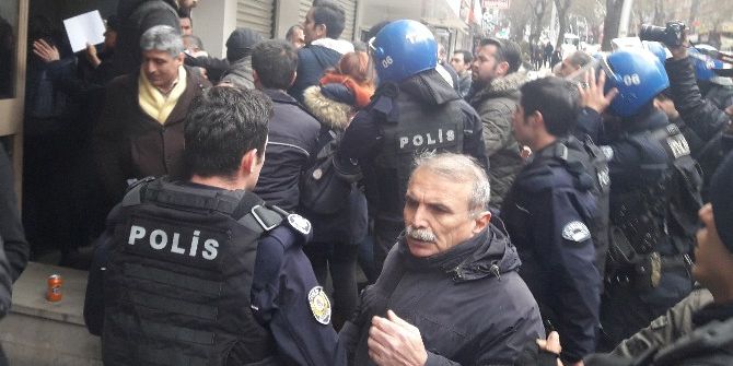 Anayasa Değişikliği Protestosuna Polis Müdahalesi