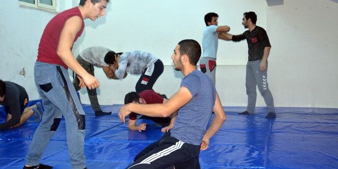 Genç Pehlivanlar Güreşlere Hazırlanıyor
