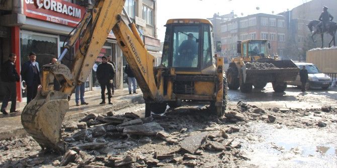 Hakkari’de Buzla Mücadele Çalışması Başlatıldı