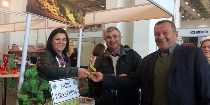 Salihli Ziraat Odası, Agroexpo’da Üzüm Dağıttı