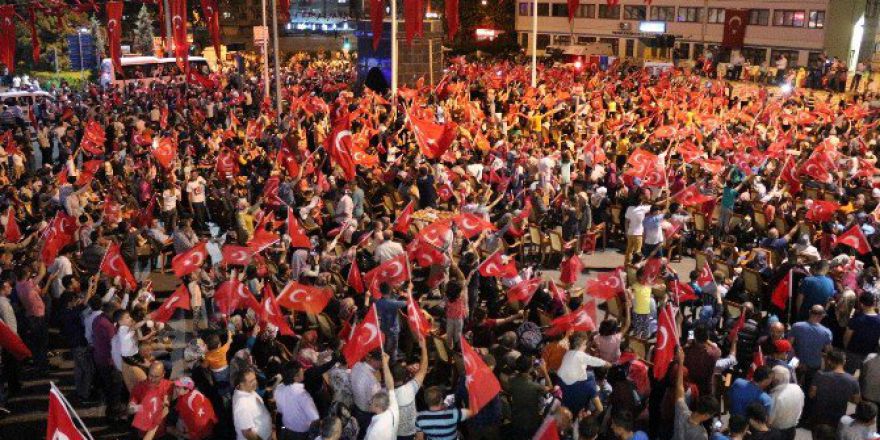 Niğde Belediyesi Demokrasi Nöbeti Tutan Vatandaşın Yanında