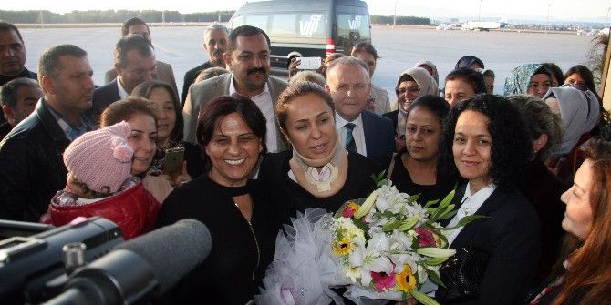 Ak Parti’li Enç, Antalya’da Çiçeklerle Karşılandı