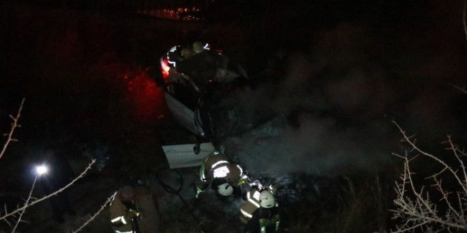 Otomobil Dereye Uçtu: 1 Ölü