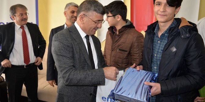 Başkan Akdoğan, Teog’da Başarılı Olan Öğrencileri Ödüllendirdi
