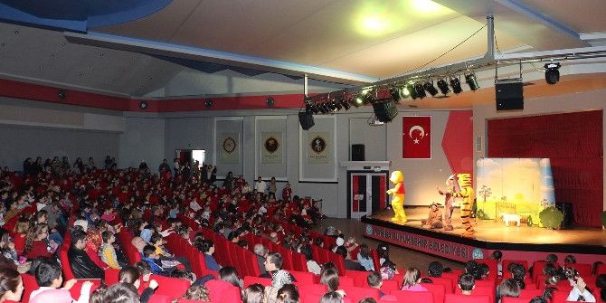 Manisalı Çocuklara Karne Hediyesi