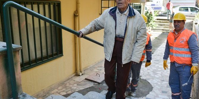 Muratpaşa Belediyesi’nden 97 Yaşındaki Bekir Dede’ye Tırabzan