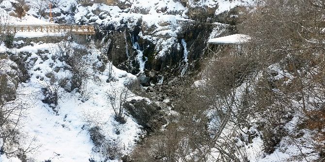 Tomara Şelalesinde Kış Güzelliği