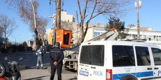 Valilik Önünde Bomba Gibi Patlayan Elektrik Telleri Paniğe Neden Oldu