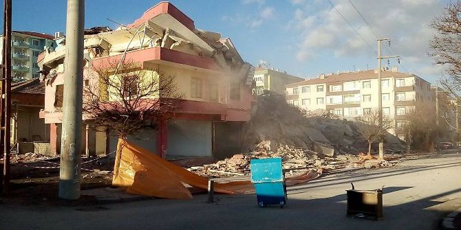 Yerköy’de Depremden Hasar Gören Binanın Yıkımı Gerçekleştirildi