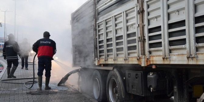 Balataları Isınan Kamyonun Lastikleri Yandı