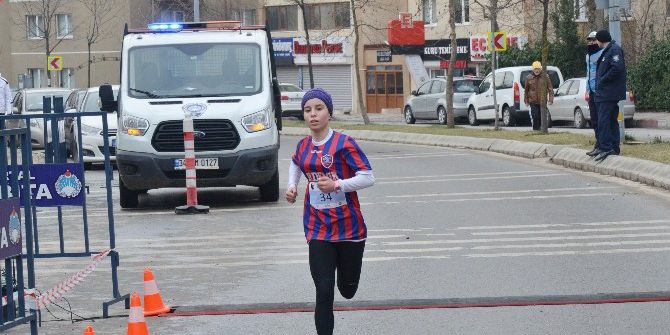 Yüzlerce Sporcu Uğur Mumcu İçin Koştu