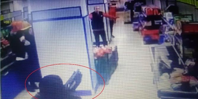 Marketten Silahlı Soygun Anı Güvenlik Kamerasında